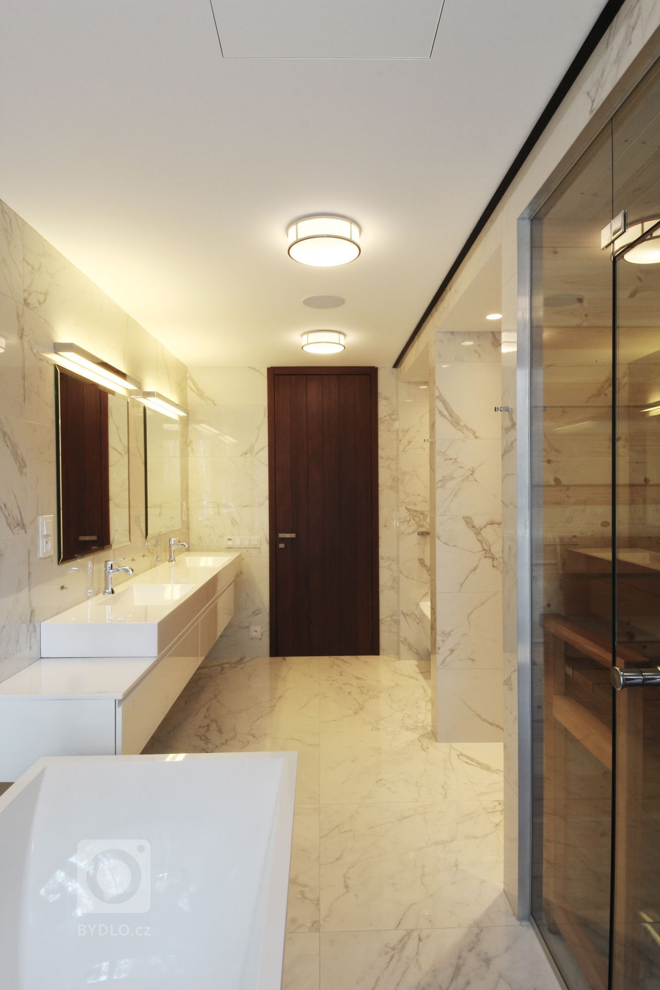 Kersko. Lesní město s&nbsp;přibližně dvěma stovkami trvalých obyvatel. Místo dobře známé, přesto tajemné a stále překvapující. Pozemek je čtvercový o&nbsp…