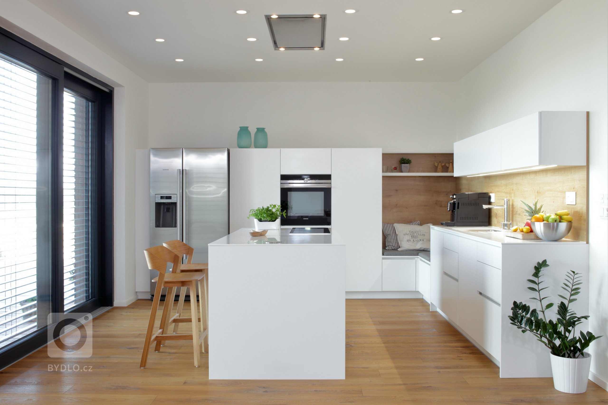 Elegantní, vzdušná, nadčasová &ndash; tak by se dala charakterizovat kuchyň v&nbsp;přízemní novostavbě rodinného domu u Pardubic.

Kuchyň je prostorná,…
