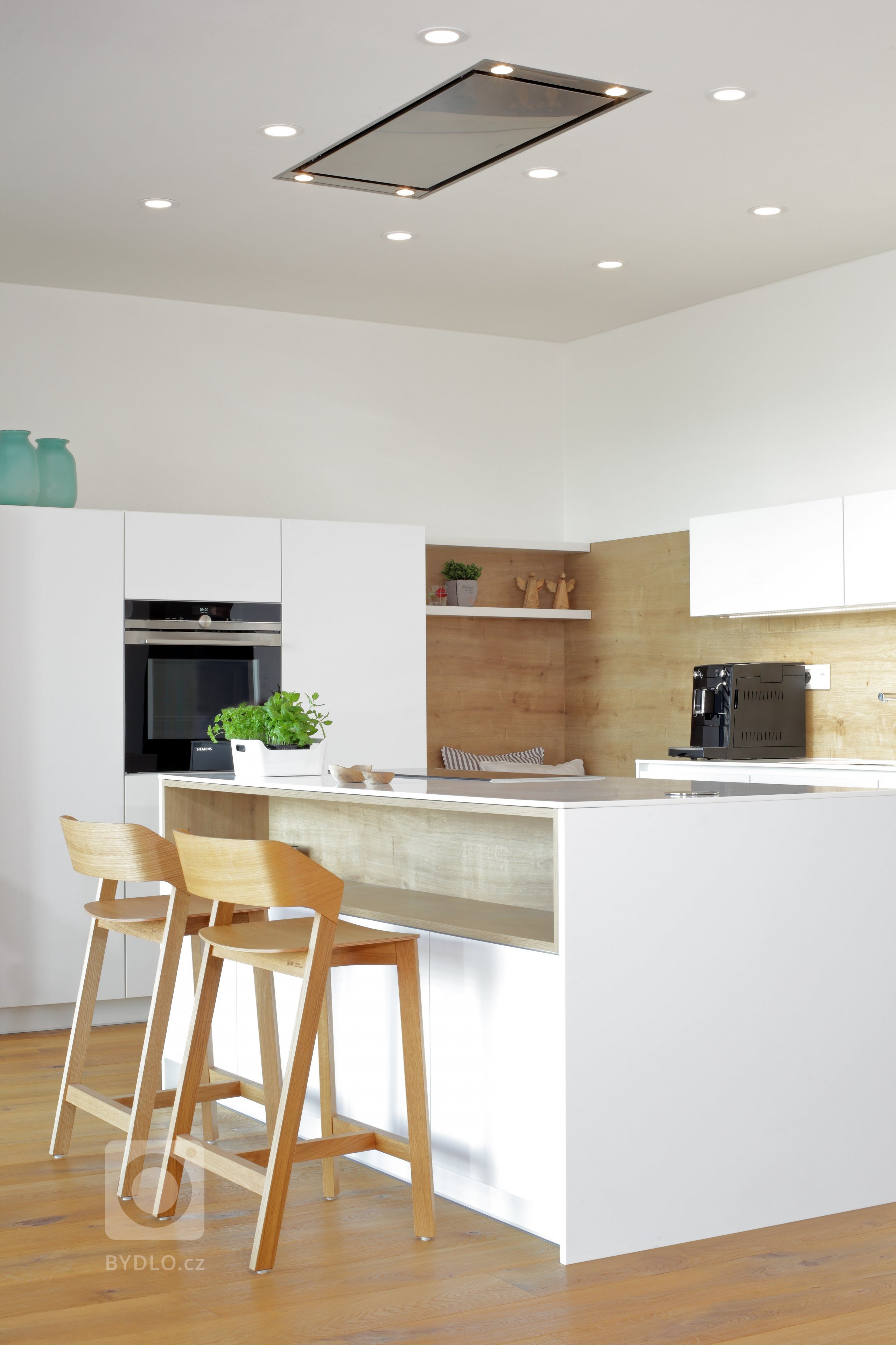 Varný pult se stropní digestoří.