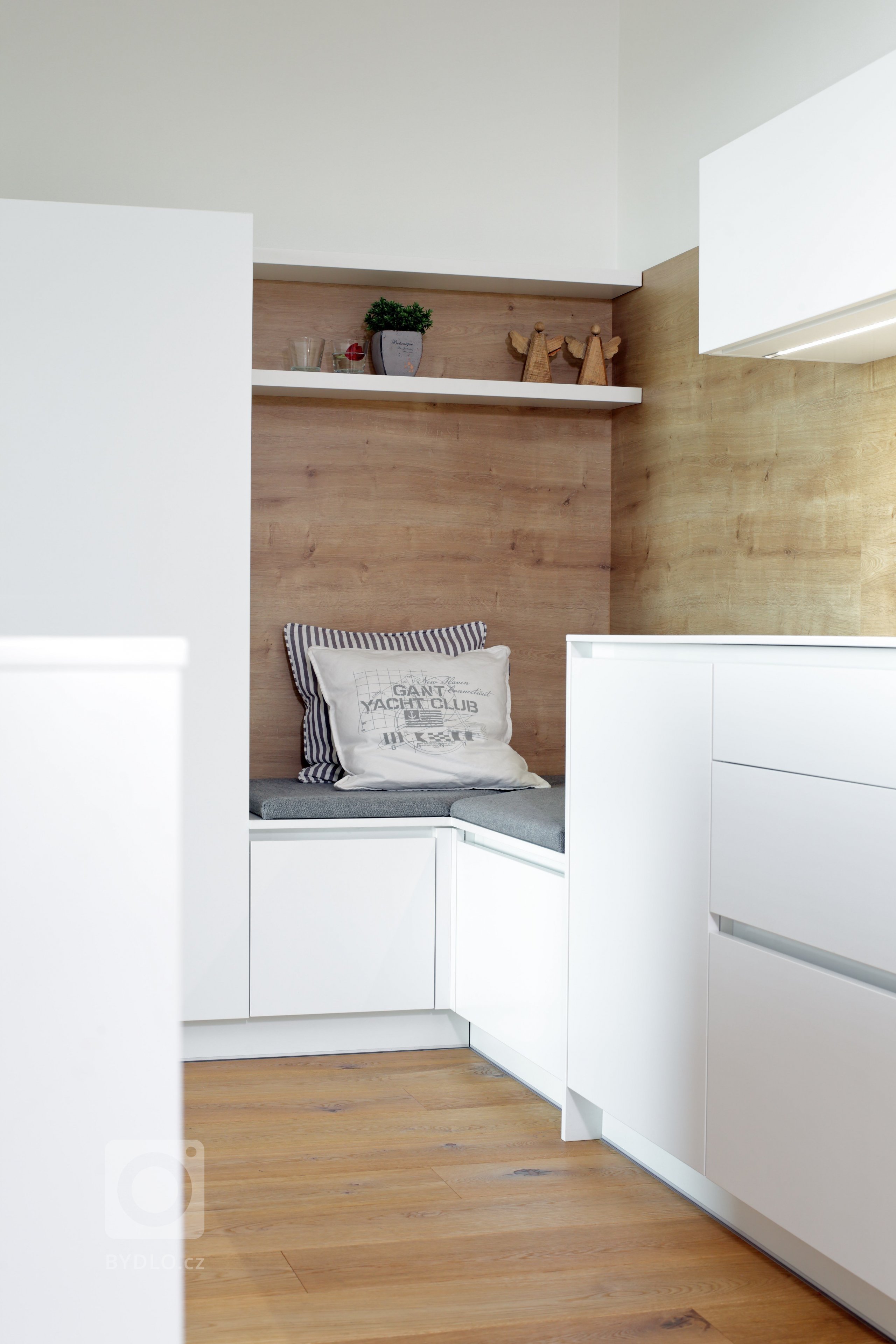 Sezení zakomponované do rohu kuchyňské sestavy.