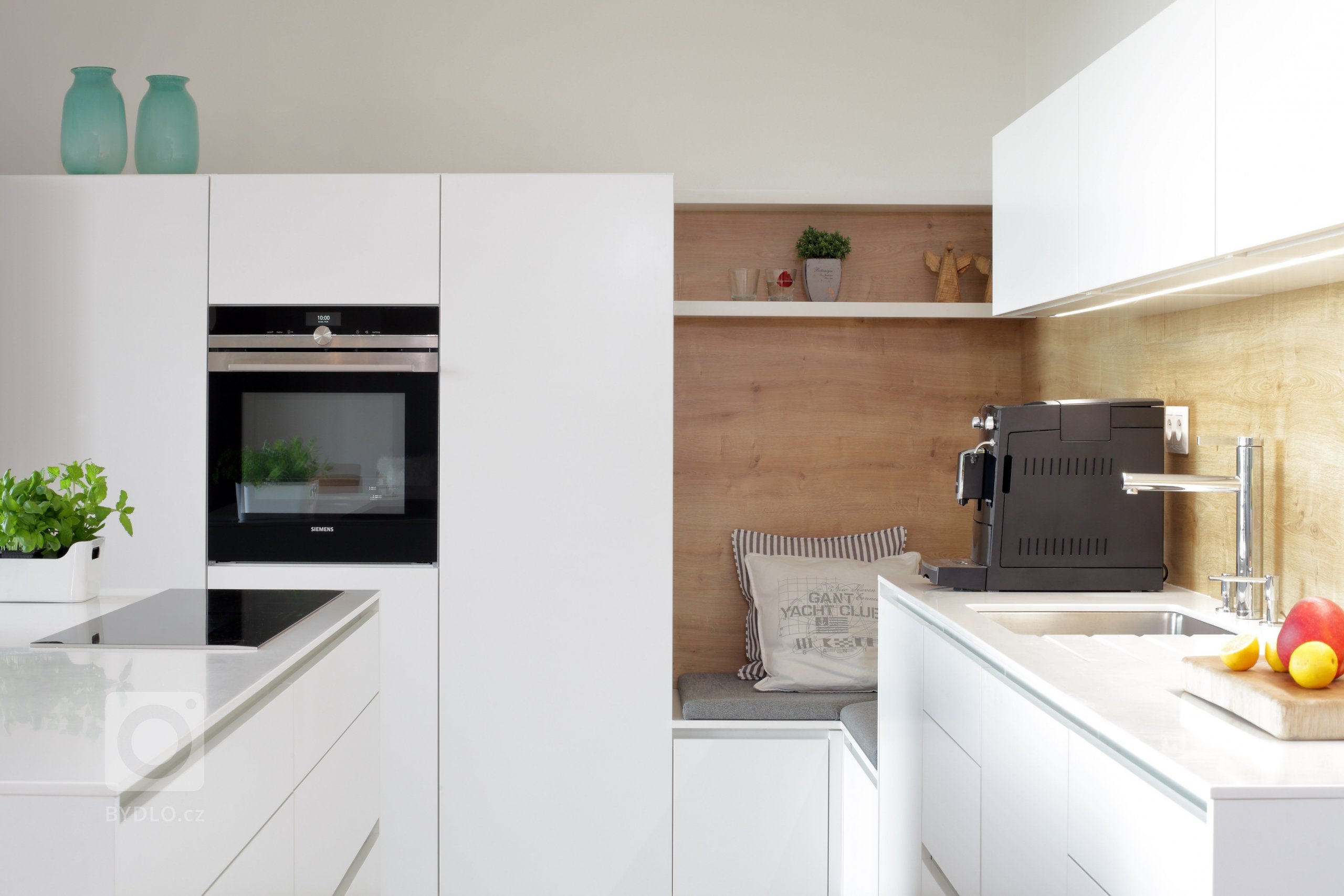 Elegantní, vzdušná, nadčasová &ndash; tak by se dala charakterizovat kuchyň v&nbsp;přízemní novostavbě rodinného domu u Pardubic.

Kuchyň je prostorná,…