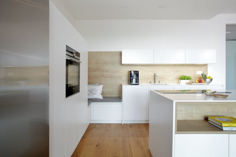 Elegantní, vzdušná, nadčasová &ndash; tak by se dala charakterizovat kuchyň v&nbsp;přízemní novostavbě rodinného domu u Pardubic.

Kuchyň je prostorná,…