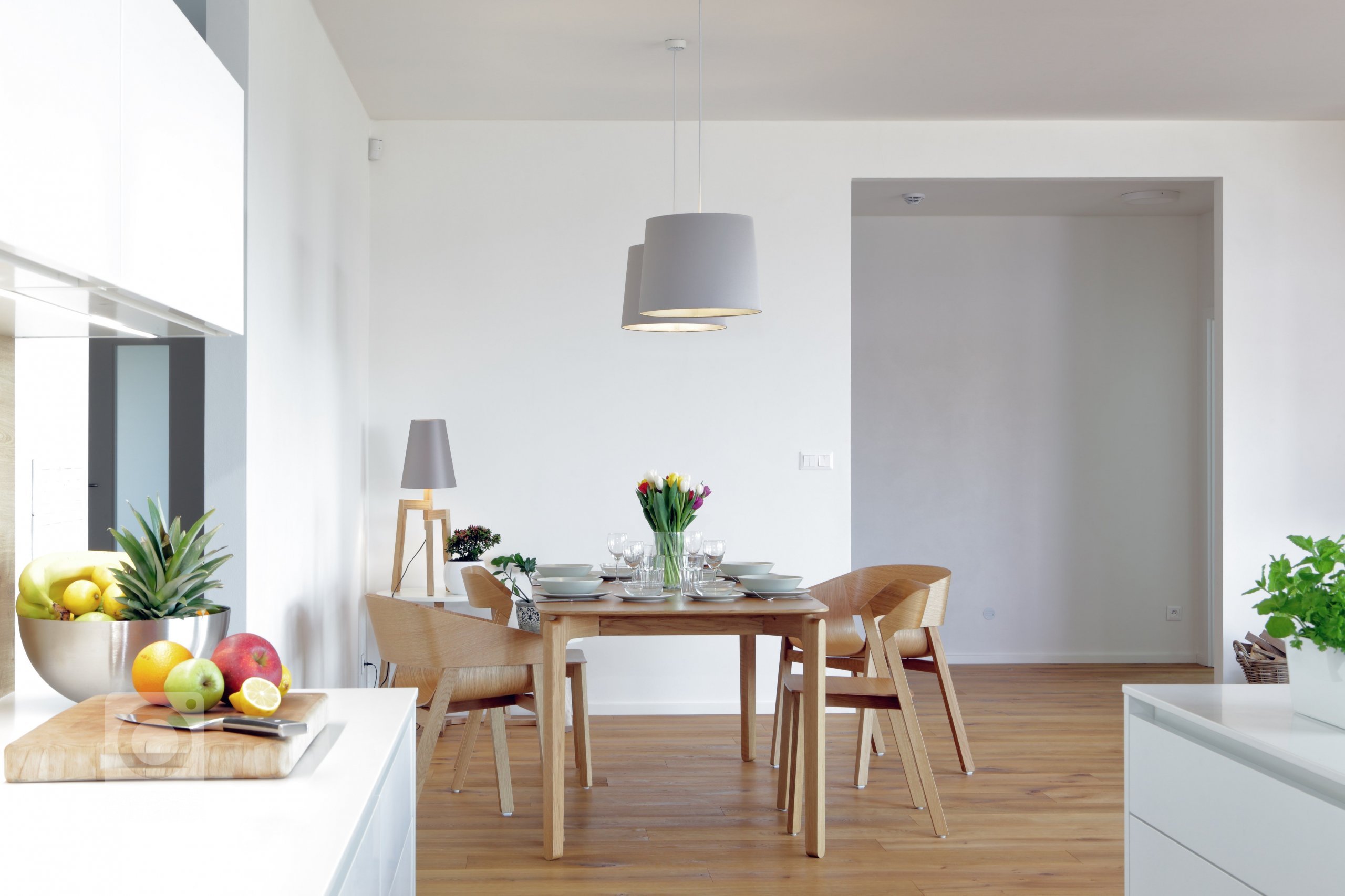 Elegantní, vzdušná, nadčasová &ndash; tak by se dala charakterizovat kuchyň v&nbsp;přízemní novostavbě rodinného domu u Pardubic.

Kuchyň je prostorná,…