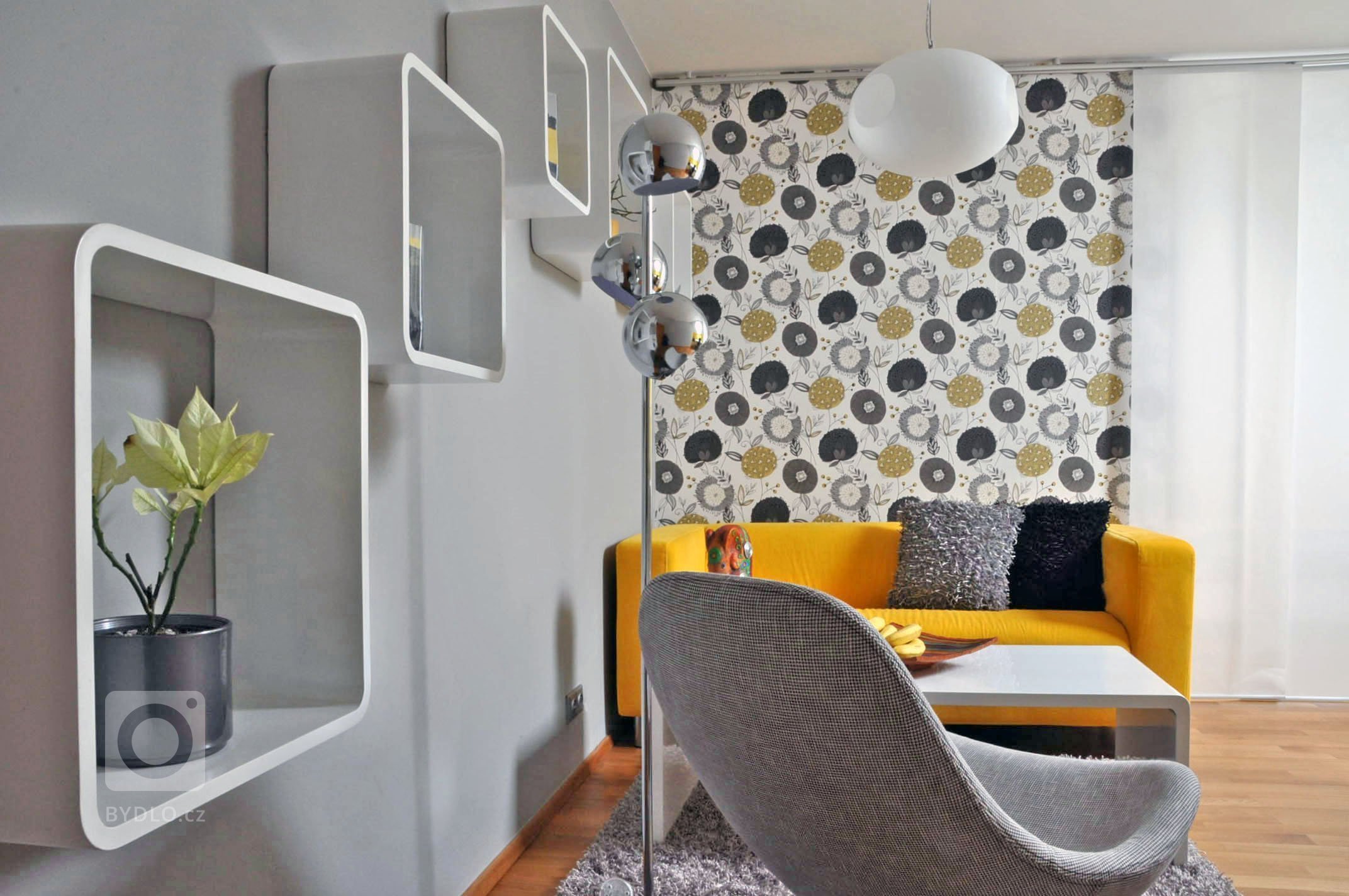 Hlavním požadavkem v návrhu dívčího pokoje pro 18letou slečnu byla velká šatna a zachování stávající postele. Dispoziční rozmístění bylo přizpůsobeno zkosení…