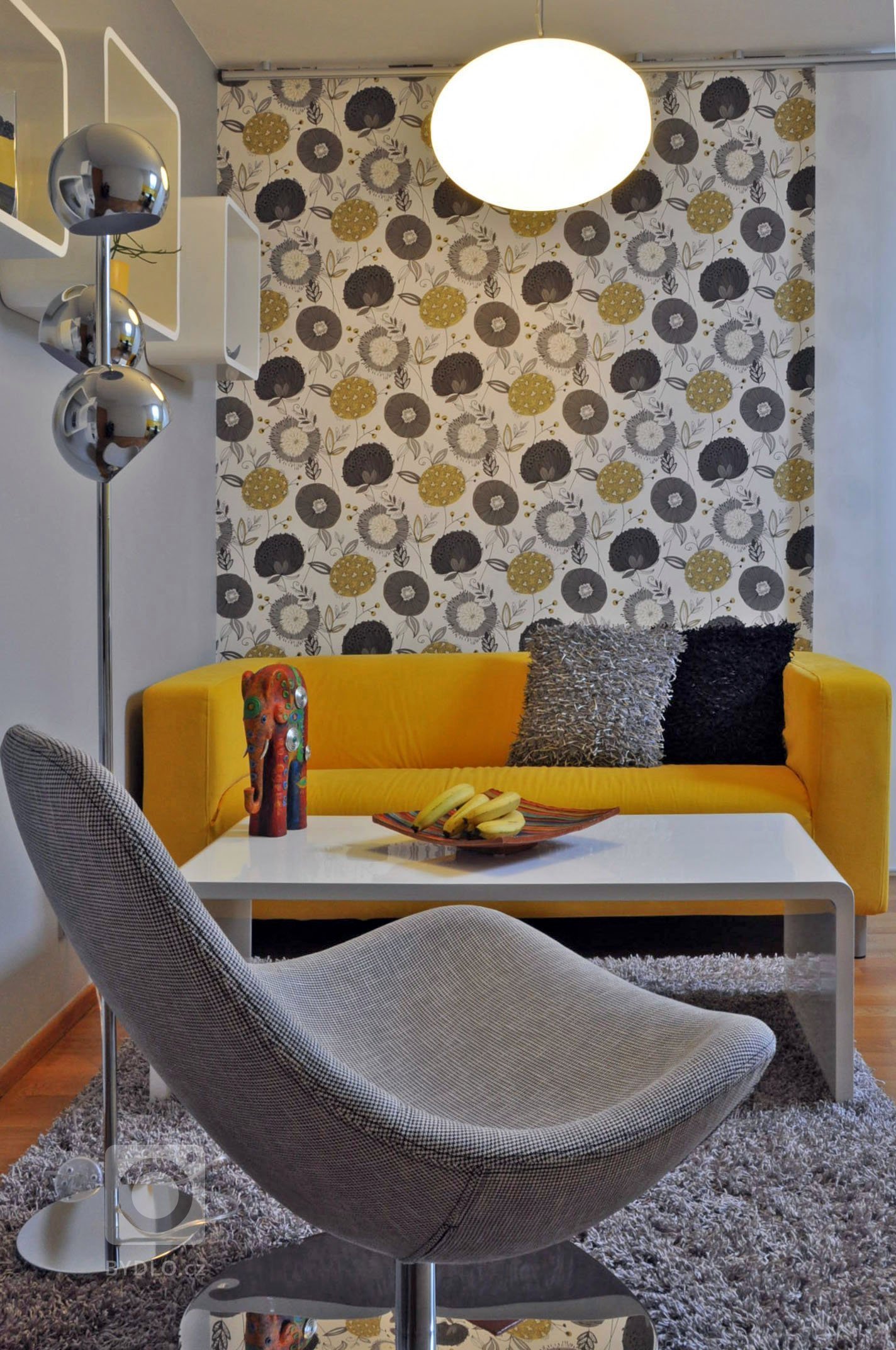 Hlavním požadavkem v návrhu dívčího pokoje pro 18letou slečnu byla velká šatna a zachování stávající postele. Dispoziční rozmístění bylo přizpůsobeno zkosení…