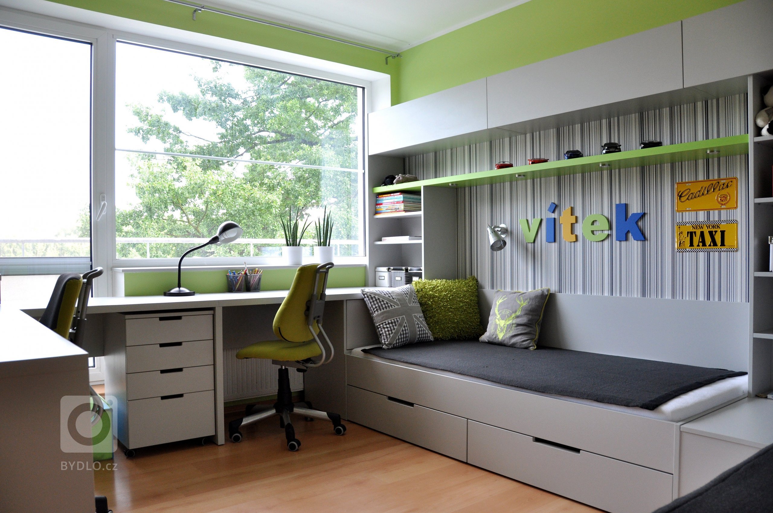 V tomto projektu bylo zadání poměrně jasné &ndash; navrhnout dětský pokoj pro dva kluky školáky tak, aby byla zachována pracovní a relaxační zóna a zároveň zde…