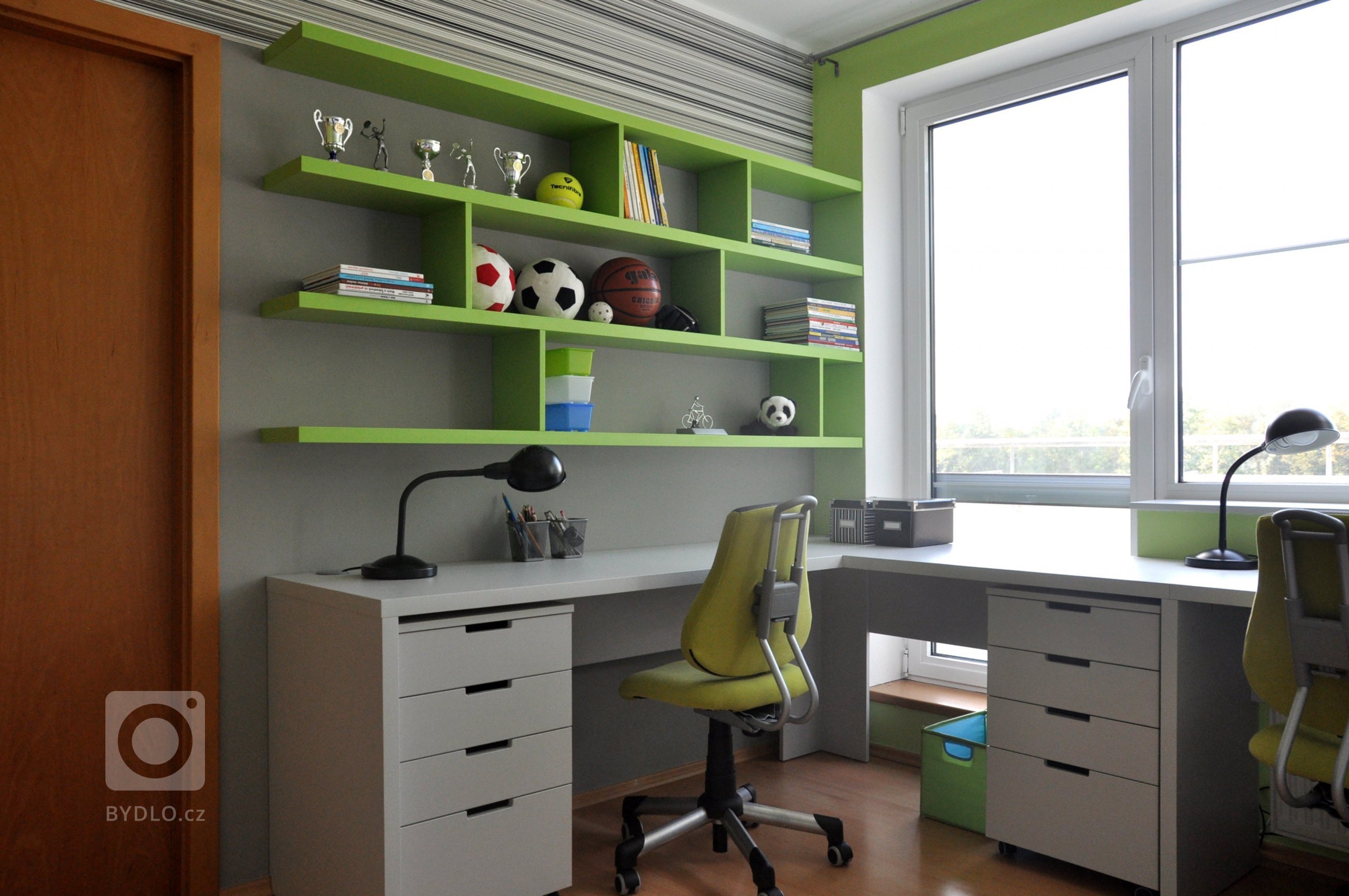 V tomto projektu bylo zadání poměrně jasné &ndash; navrhnout dětský pokoj pro dva kluky školáky tak, aby byla zachována pracovní a relaxační zóna a zároveň zde…
