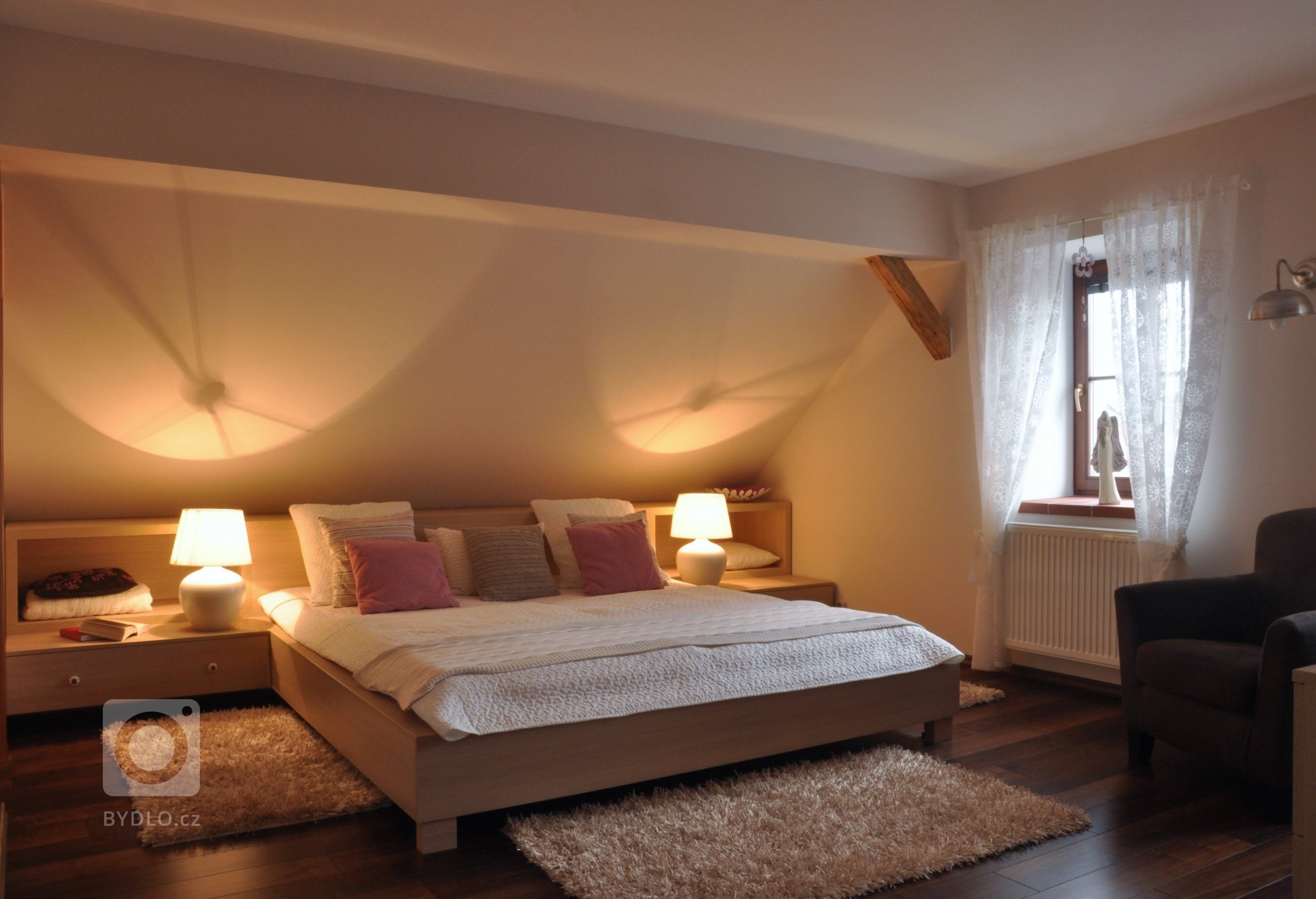 Přáním klientů bylo zabydlet velký podkrovní prostor a použít akcenty růžové na vybavení.&nbsp; Díky rozlehlému prostoru byla navržena nadstandardně velká…