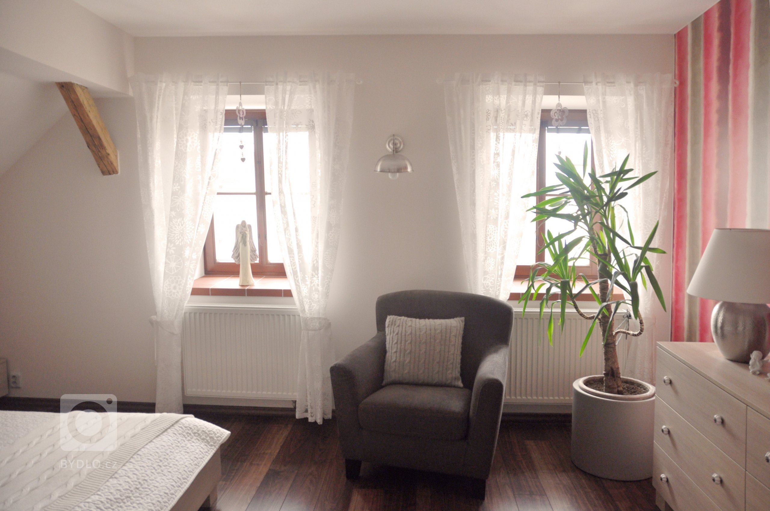 Přáním klientů bylo zabydlet velký podkrovní prostor a použít akcenty růžové na vybavení.&nbsp; Díky rozlehlému prostoru byla navržena nadstandardně velká…