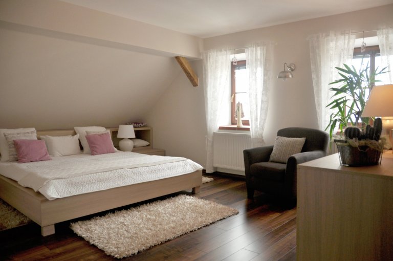 Přáním klientů bylo zabydlet velký podkrovní prostor a použít akcenty růžové na vybavení.&nbsp; Díky rozlehlému prostoru byla navržena nadstandardně velká…