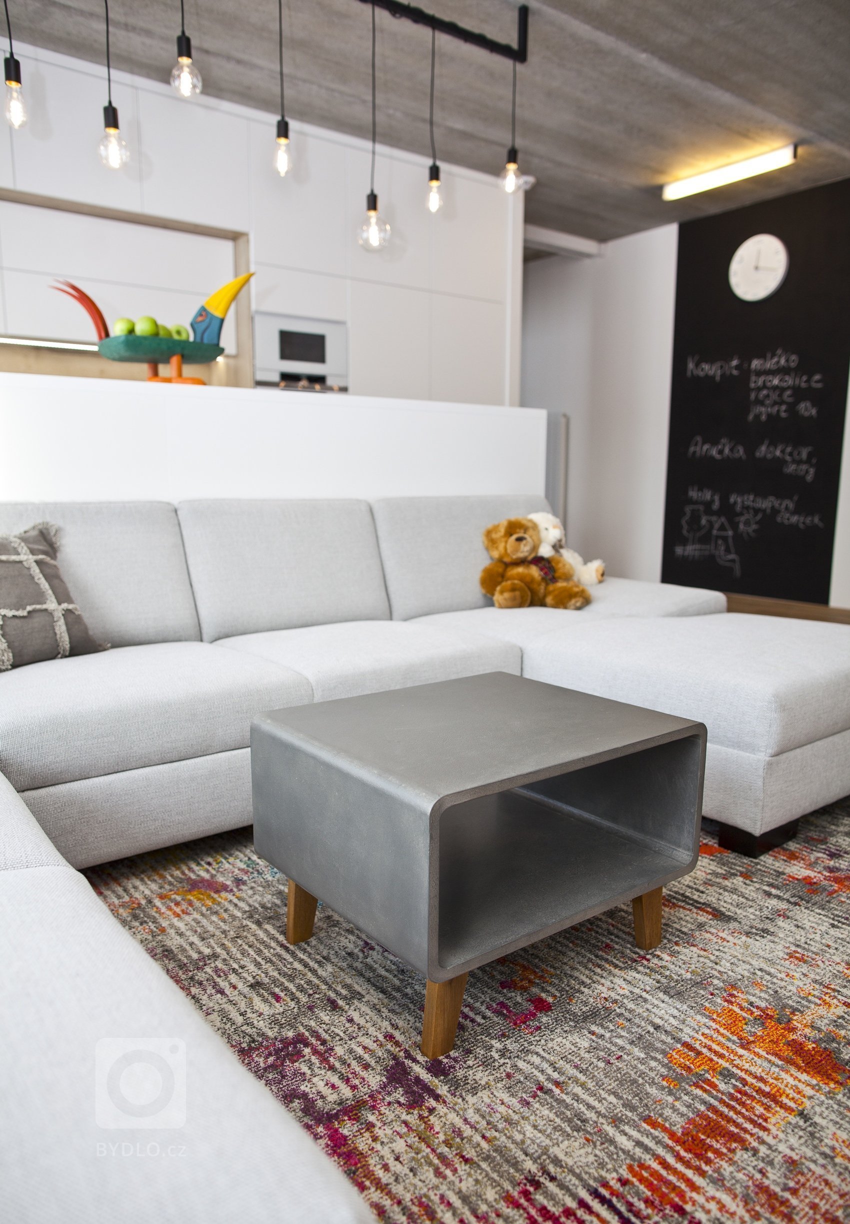 V celém domě se prolínají přírodní materiály s černými kovovými prvky a detaily s bílými stěnami a dveřmi. Industriální ráz podtrhují přiznané betonové stropy…