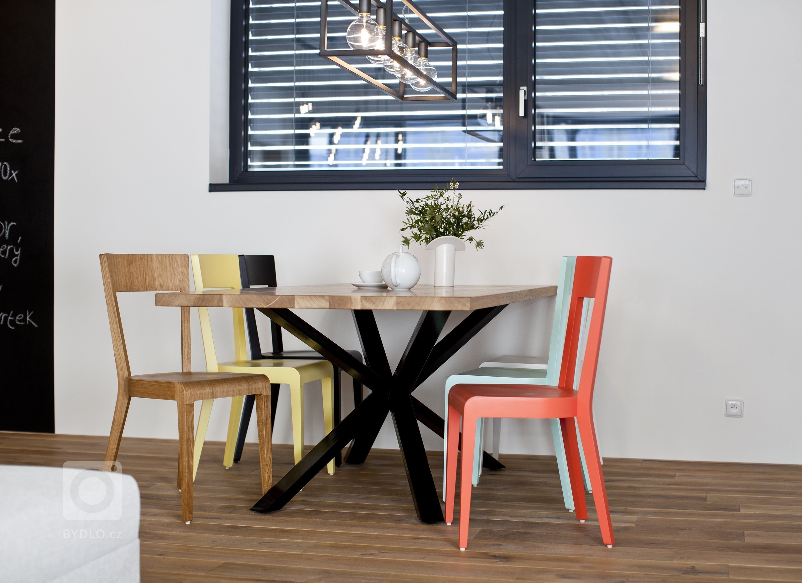 V celém domě se prolínají přírodní materiály s černými kovovými prvky a detaily s bílými stěnami a dveřmi. Industriální ráz podtrhují přiznané betonové stropy…