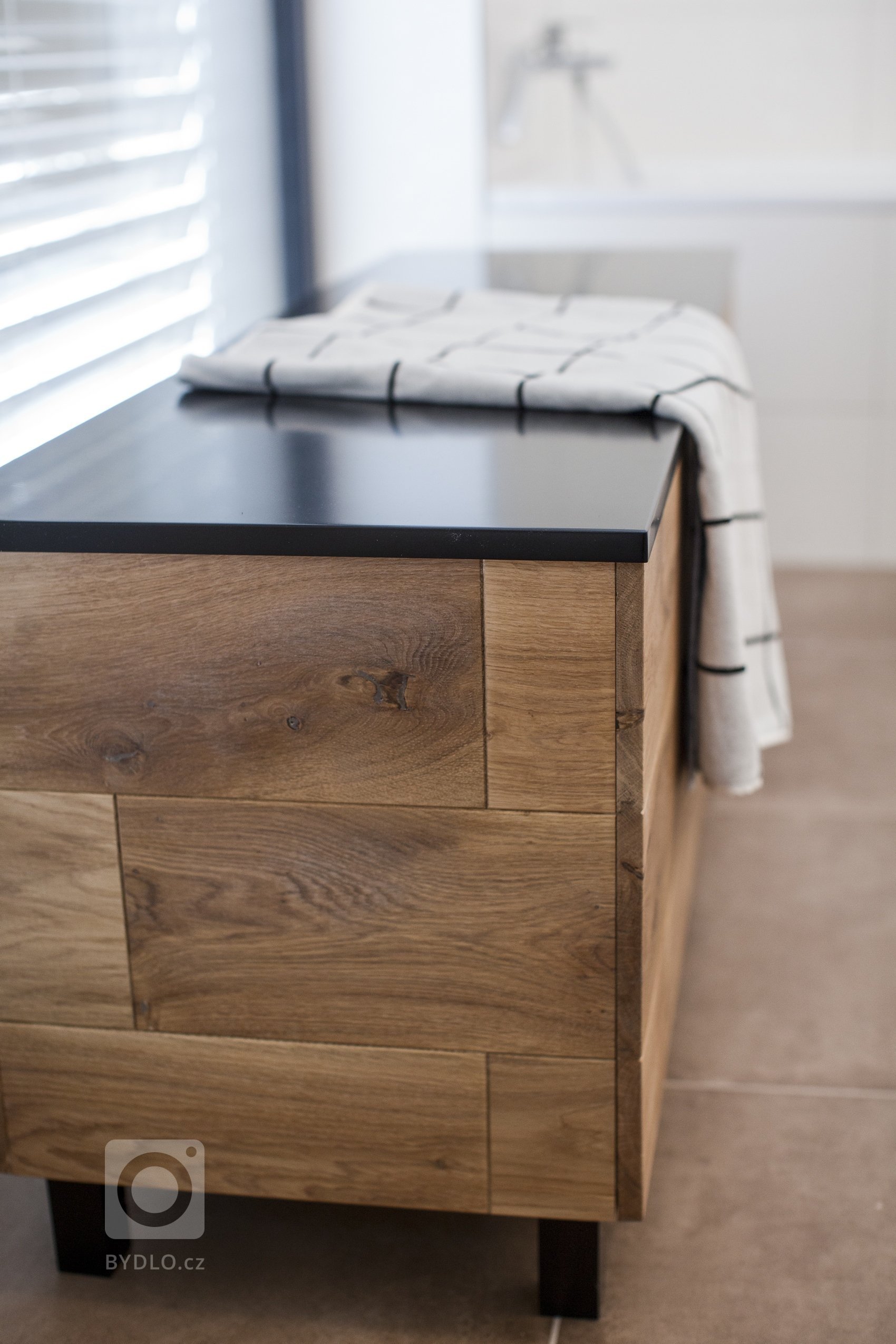 V celém domě se prolínají přírodní materiály s černými kovovými prvky a detaily s bílými stěnami a dveřmi. Industriální ráz podtrhují přiznané betonové stropy…