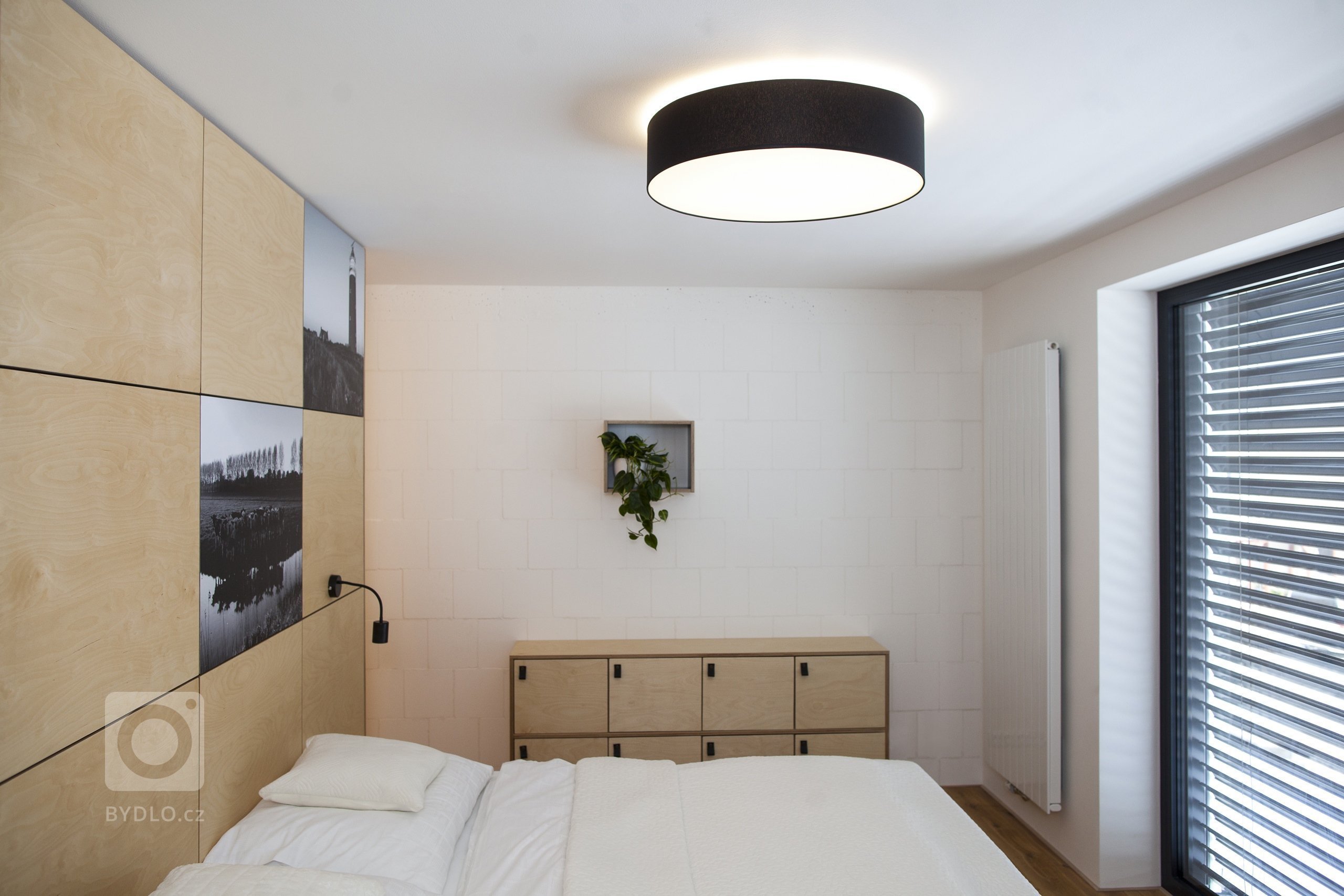 V celém domě se prolínají přírodní materiály s černými kovovými prvky a detaily s bílými stěnami a dveřmi. Industriální ráz podtrhují přiznané betonové stropy…