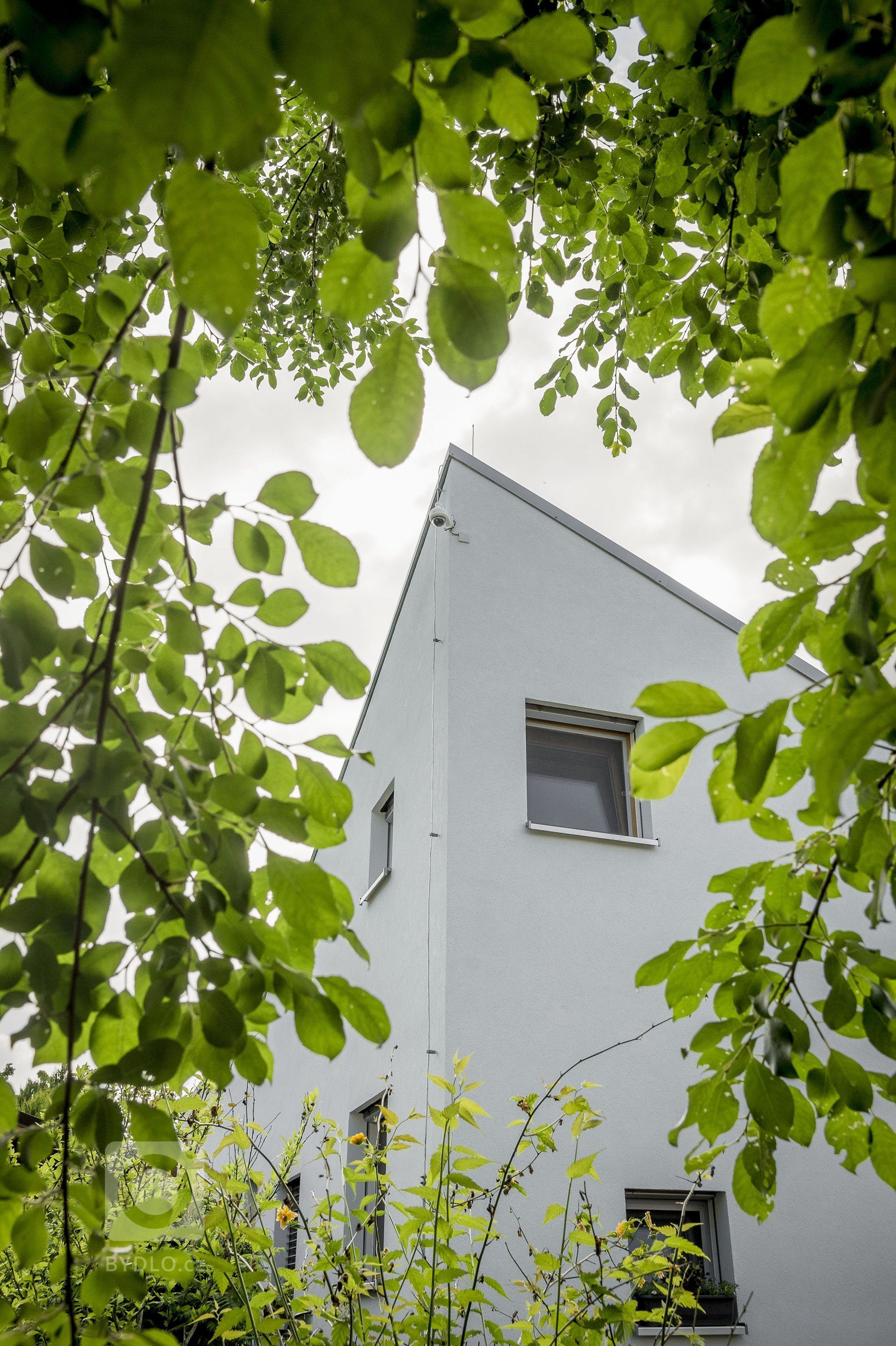 Úzký a&nbsp;dlouhý pozemek v&nbsp;bývalé zahrádkářské kolonii nenabízel mnoho možností k&nbsp;využití. Výsledný tvar tak vychází právě z&nbsp;limitů pozemku a…