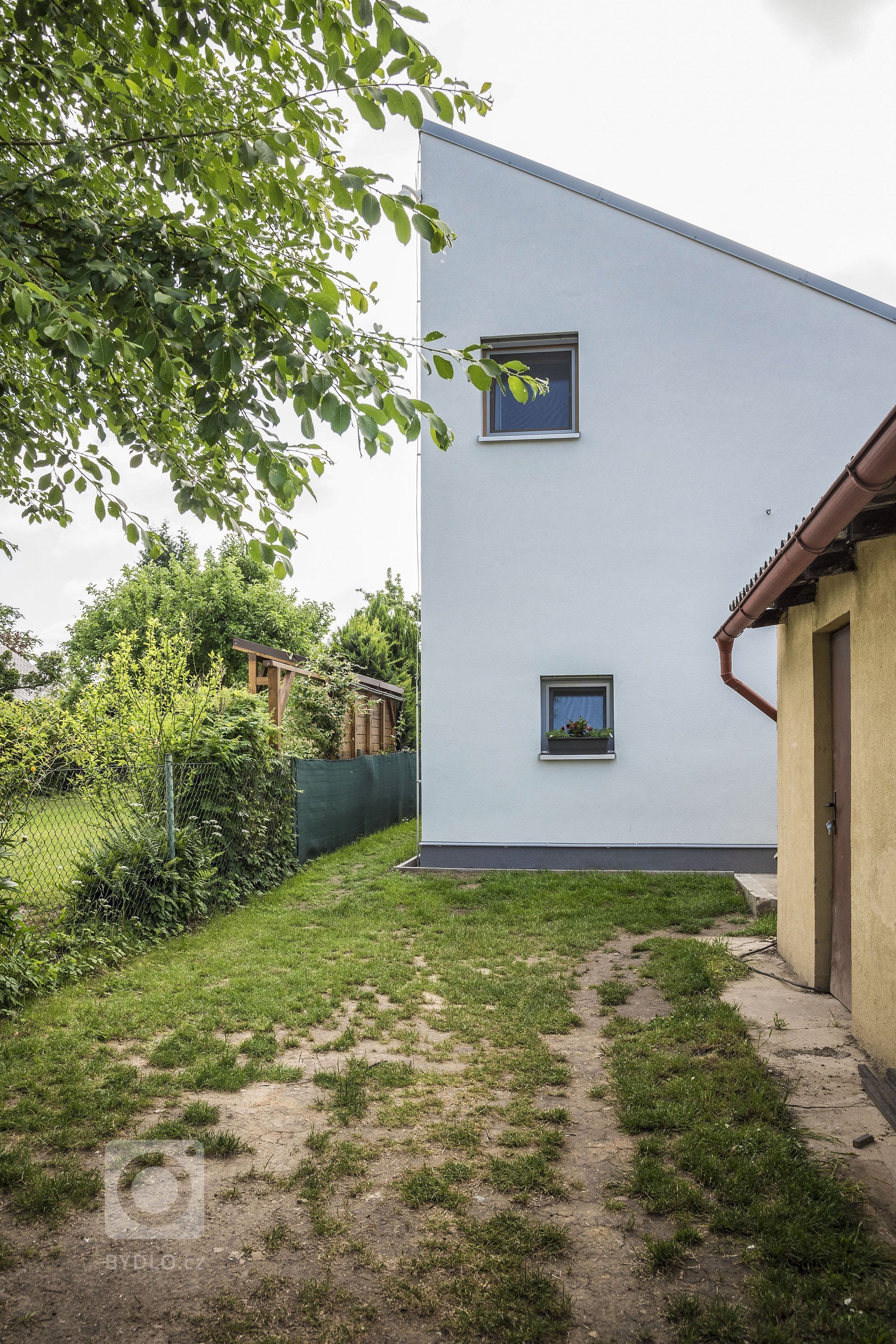 Úzký a&nbsp;dlouhý pozemek v&nbsp;bývalé zahrádkářské kolonii nenabízel mnoho možností k&nbsp;využití. Výsledný tvar tak vychází právě z&nbsp;limitů pozemku a…