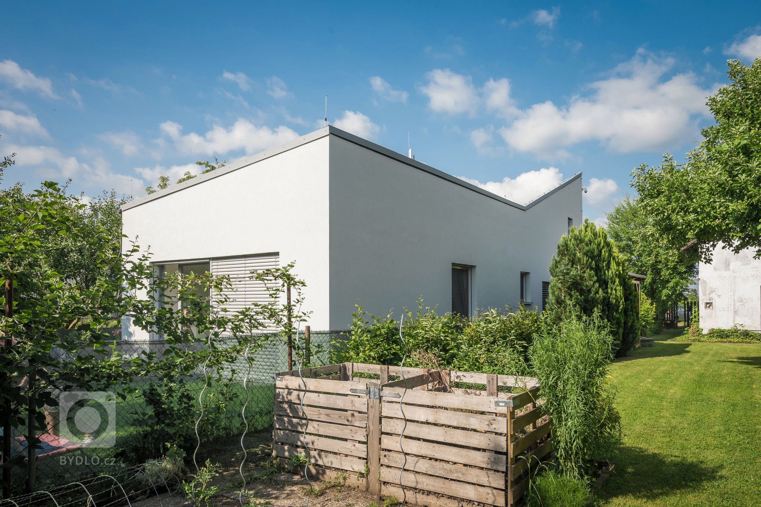 Úzký a&nbsp;dlouhý pozemek v&nbsp;bývalé zahrádkářské kolonii nenabízel mnoho možností k&nbsp;využití. Výsledný tvar tak vychází právě z&nbsp;limitů pozemku a…