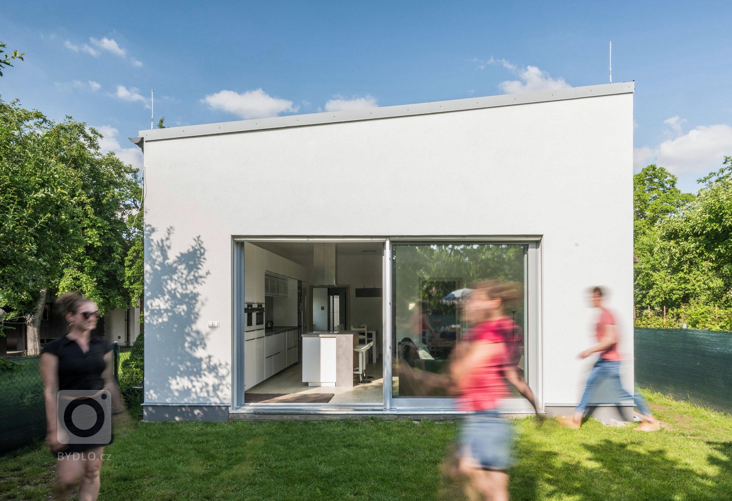 Úzký a&nbsp;dlouhý pozemek v&nbsp;bývalé zahrádkářské kolonii nenabízel mnoho možností k&nbsp;využití. Výsledný tvar tak vychází právě z&nbsp;limitů pozemku a…