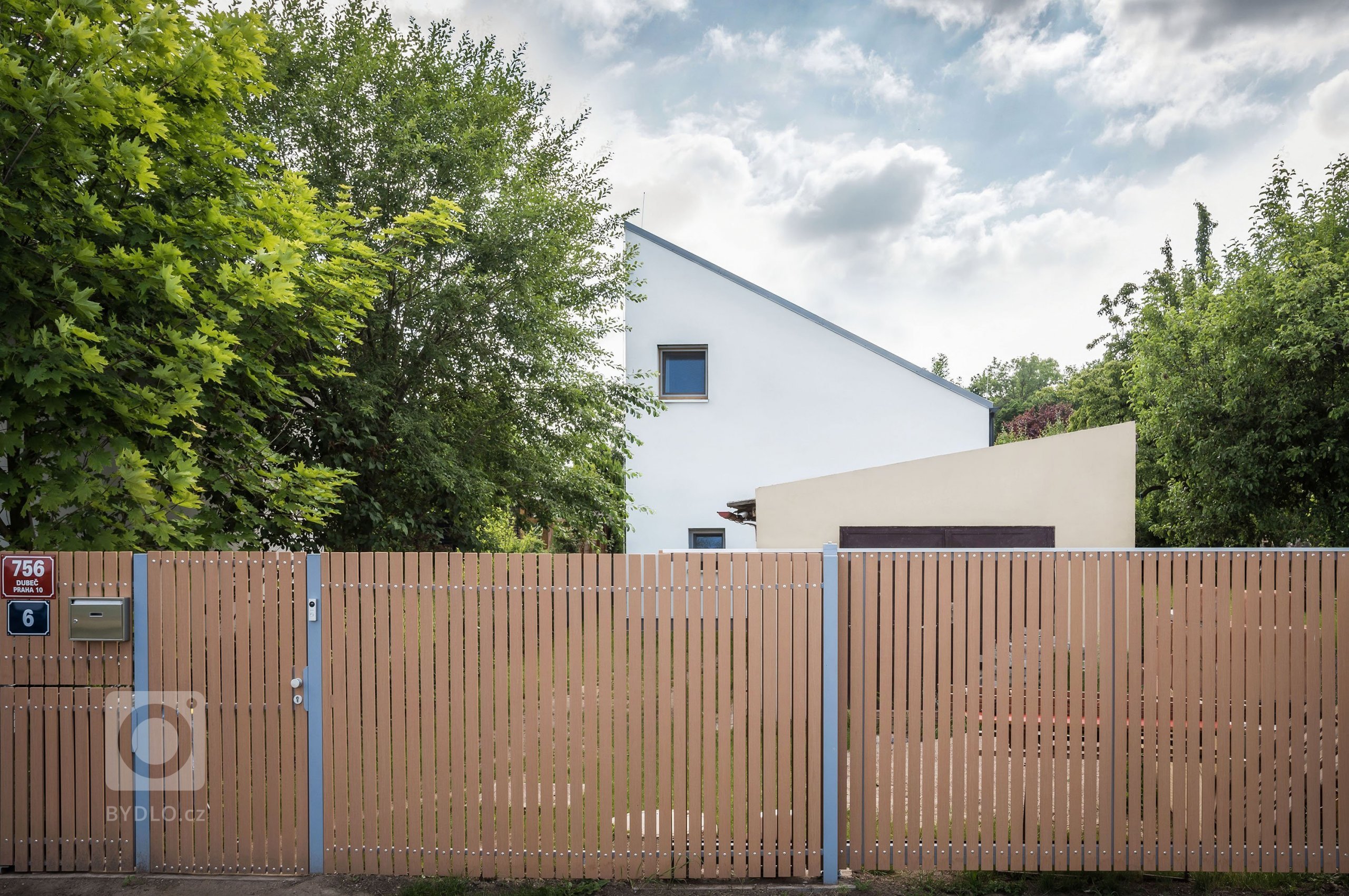 Úzký a&nbsp;dlouhý pozemek v&nbsp;bývalé zahrádkářské kolonii nenabízel mnoho možností k&nbsp;využití. Výsledný tvar tak vychází právě z&nbsp;limitů pozemku a…