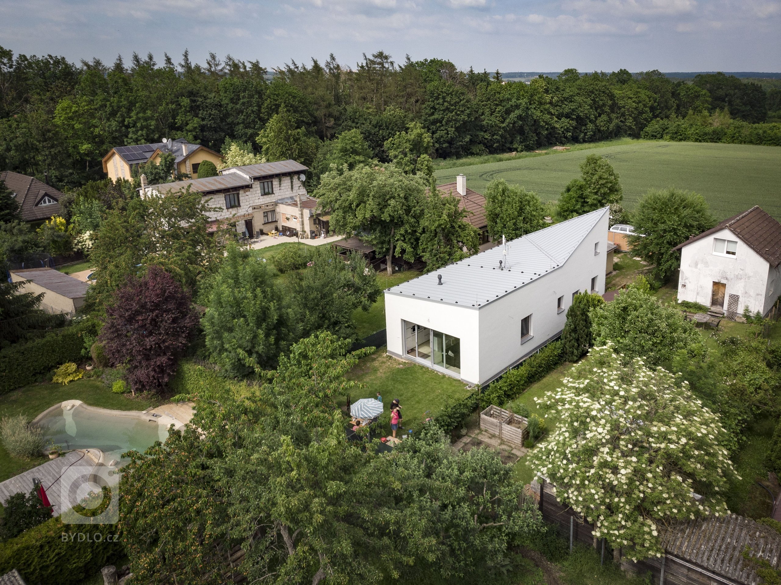 Úzký a&nbsp;dlouhý pozemek v&nbsp;bývalé zahrádkářské kolonii nenabízel mnoho možností k&nbsp;využití. Výsledný tvar tak vychází právě z&nbsp;limitů pozemku a…
