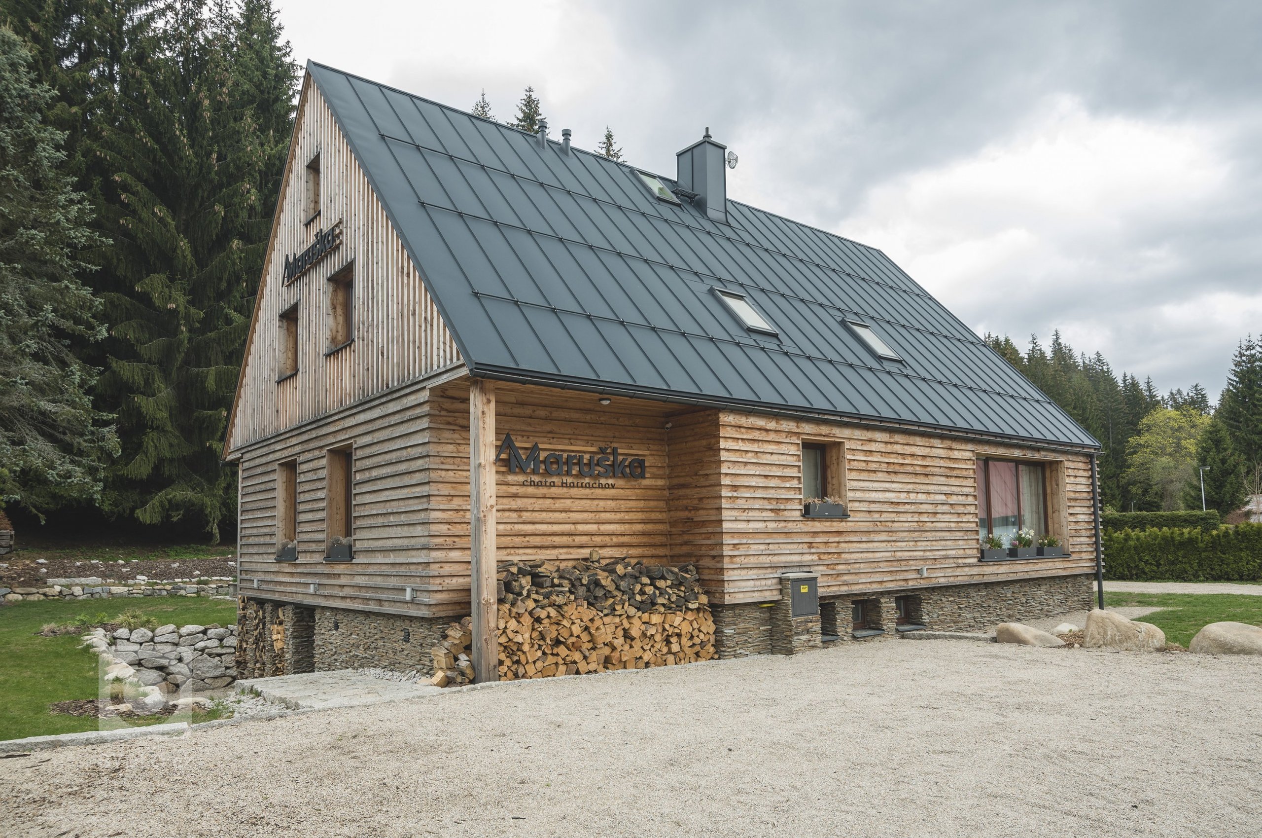 Bývalá kolonie pro úředníky celní správy byla umístěna do Anenského údolí u&nbsp;Harrachova. Je to krásné místo, kterým se vine říčka Mumlava a&nbsp;nyní je to…