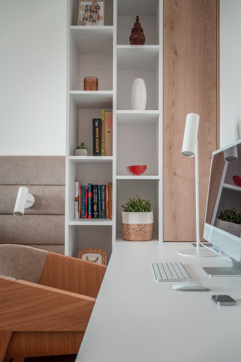 Realizace bytu v klidné části Hrádce&nbsp;Králové, který se nese především v hřejivých tónech. Dekor dřeva se prolíná celým bytem.
&nbsp;
