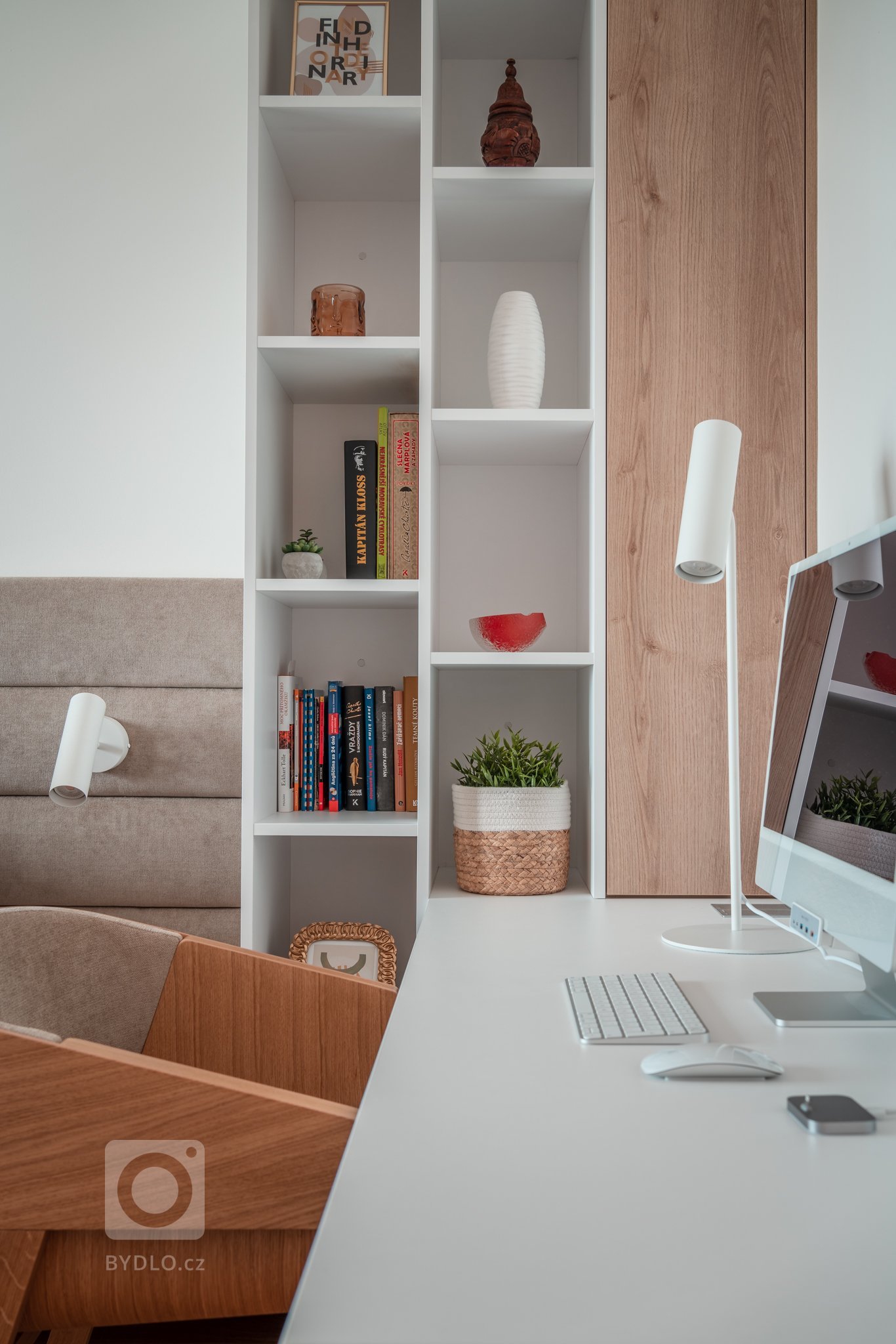 Realizace bytu v klidné části Hrádce&nbsp;Králové, který se nese především v hřejivých tónech. Dekor dřeva se prolíná celým bytem.
&nbsp;
