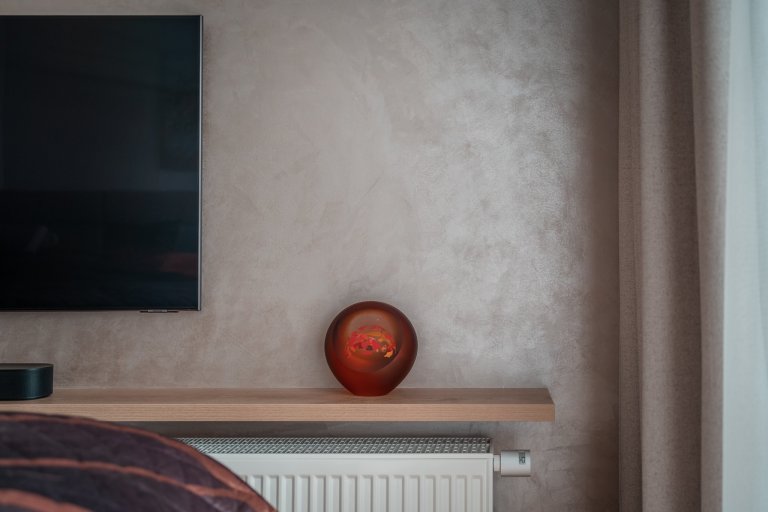 Realizace bytu v klidné části Hrádce&nbsp;Králové, který se nese především v hřejivých tónech. Dekor dřeva se prolíná celým bytem.
&nbsp;
