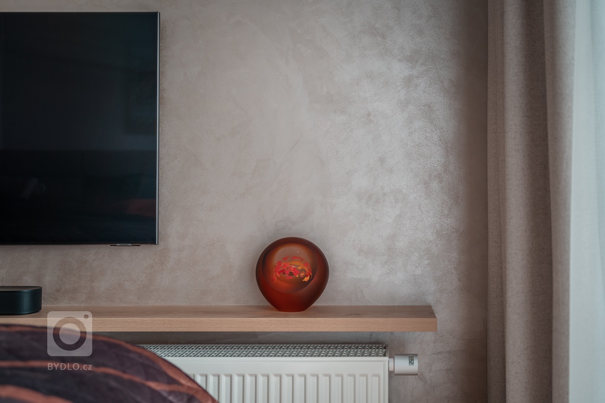 Realizace bytu v klidné části Hrádce&nbsp;Králové, který se nese především v hřejivých tónech. Dekor dřeva se prolíná celým bytem.
&nbsp;
