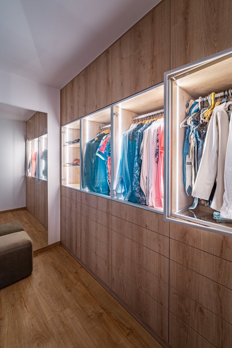 Realizace bytu v klidné části Hrádce&nbsp;Králové, který se nese především v hřejivých tónech. Dekor dřeva se prolíná celým bytem.
&nbsp;
