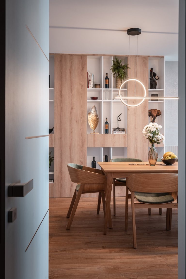 Realizace bytu v klidné části Hrádce&nbsp;Králové, který se nese především v hřejivých tónech. Dekor dřeva se prolíná celým bytem.
&nbsp;
