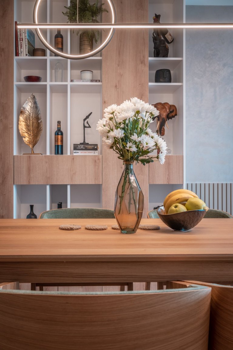 Realizace bytu v klidné části Hrádce&nbsp;Králové, který se nese především v hřejivých tónech. Dekor dřeva se prolíná celým bytem.
&nbsp;
