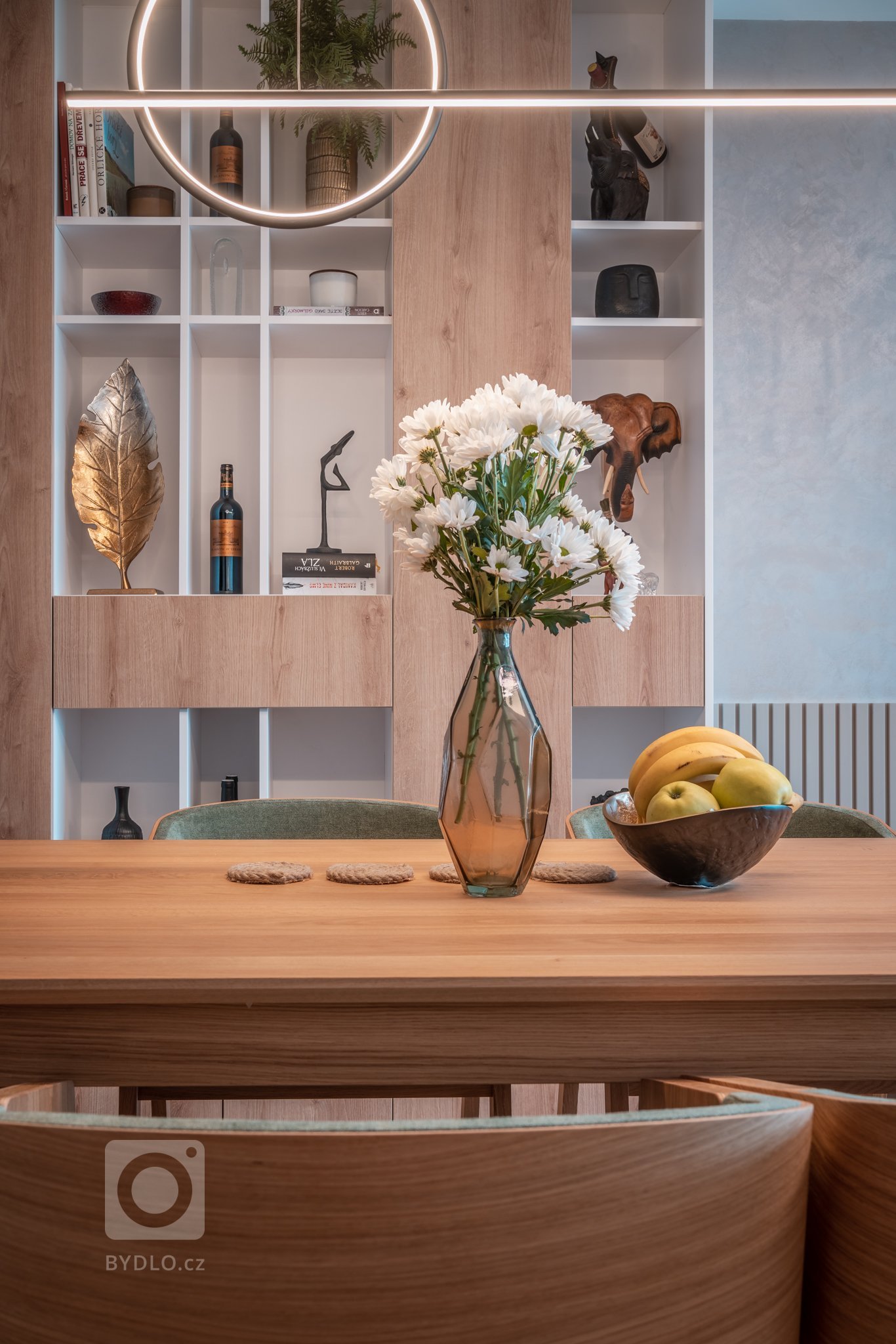 Realizace bytu v klidné části Hrádce&nbsp;Králové, který se nese především v hřejivých tónech. Dekor dřeva se prolíná celým bytem.
&nbsp;
