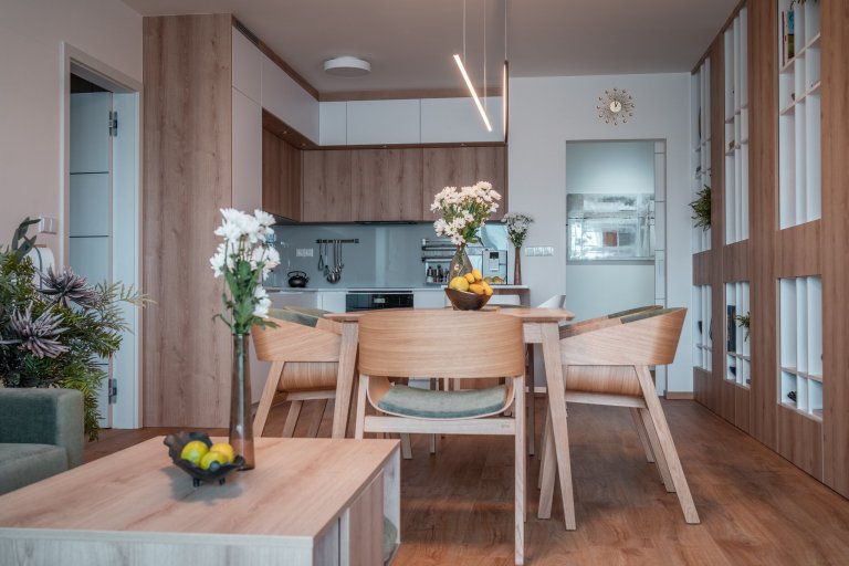 Realizace bytu v klidné části Hrádce&nbsp;Králové, který se nese především v hřejivých tónech. Dekor dřeva se prolíná celým bytem.
&nbsp;
