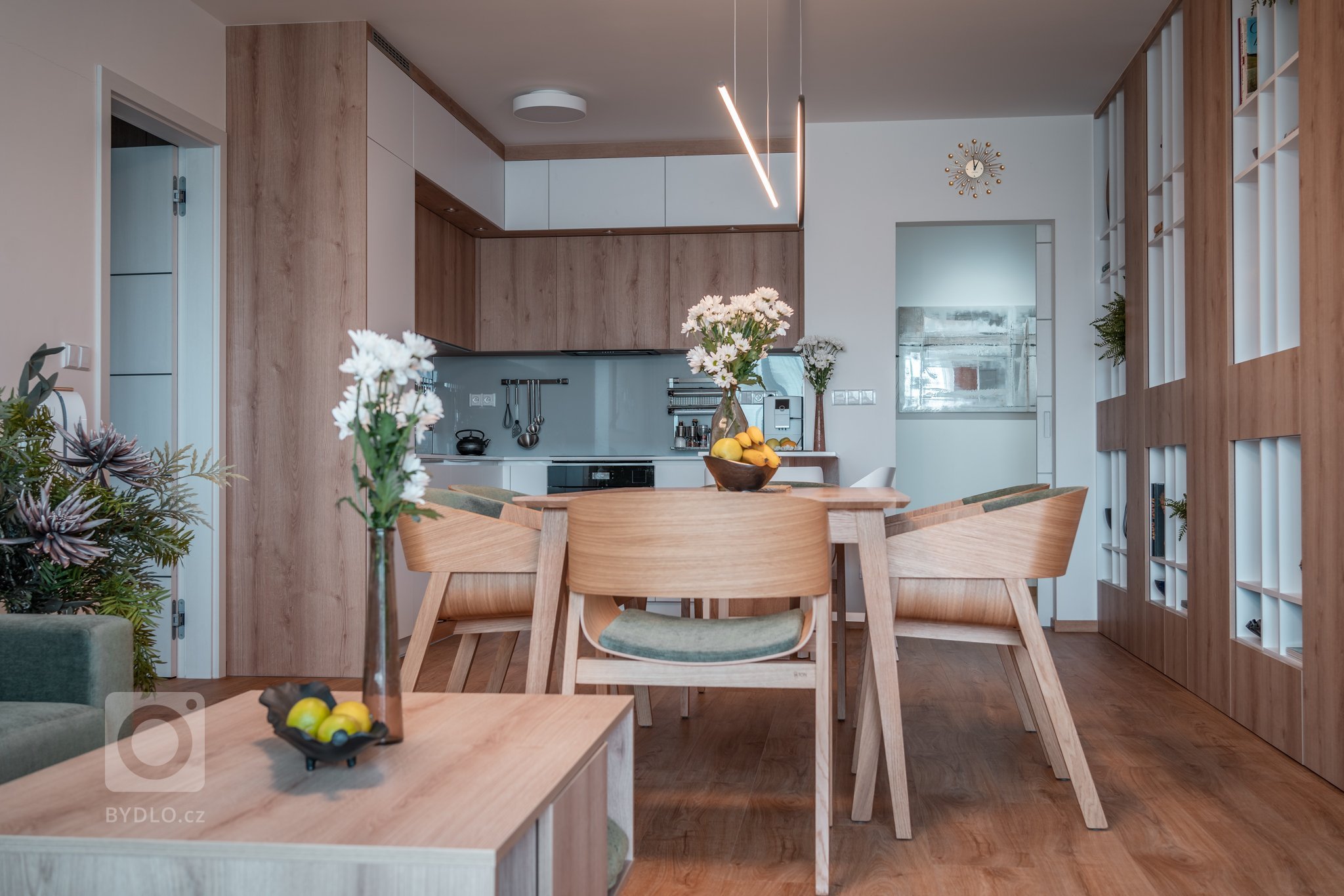 Realizace bytu v klidné části Hrádce&nbsp;Králové, který se nese především v hřejivých tónech. Dekor dřeva se prolíná celým bytem.
&nbsp;
