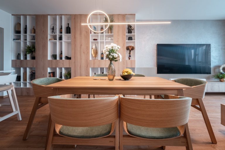 Realizace bytu v klidné části Hrádce&nbsp;Králové, který se nese především v hřejivých tónech. Dekor dřeva se prolíná celým bytem.
&nbsp;
