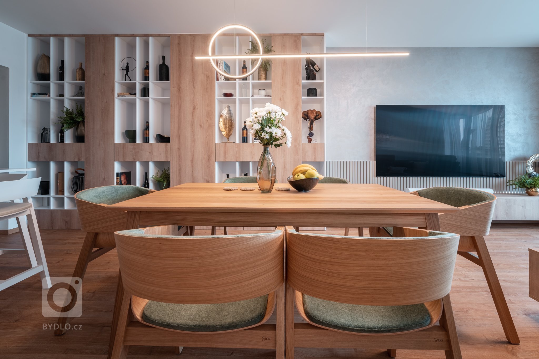 Realizace bytu v klidné části Hrádce&nbsp;Králové, který se nese především v hřejivých tónech. Dekor dřeva se prolíná celým bytem.
&nbsp;
