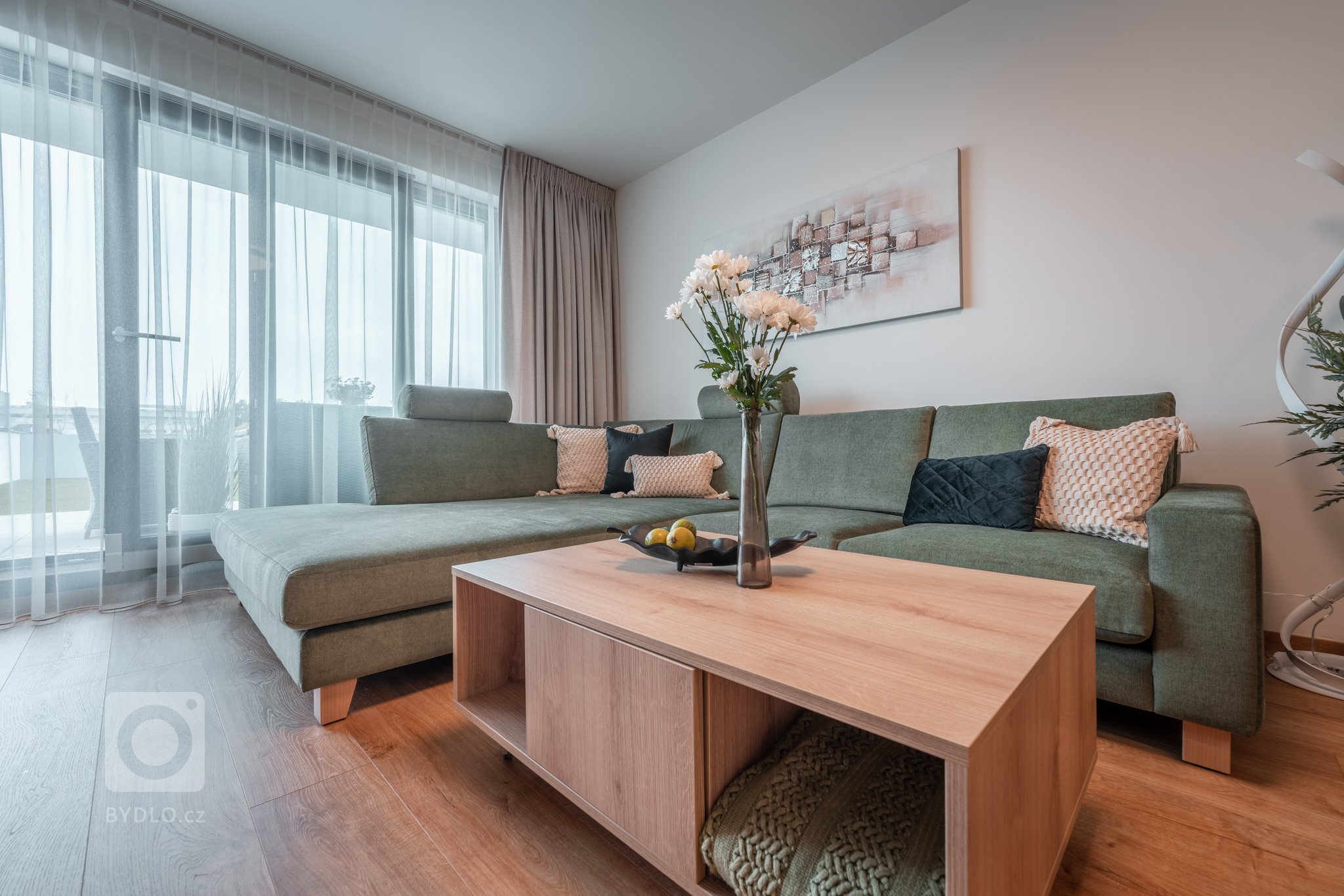 Realizace bytu v klidné části Hrádce&nbsp;Králové, který se nese především v hřejivých tónech. Dekor dřeva se prolíná celým bytem.
&nbsp;
