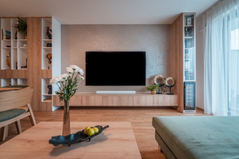 Realizace bytu v klidné části Hrádce&nbsp;Králové, který se nese především v hřejivých tónech. Dekor dřeva se prolíná celým bytem.
&nbsp;
