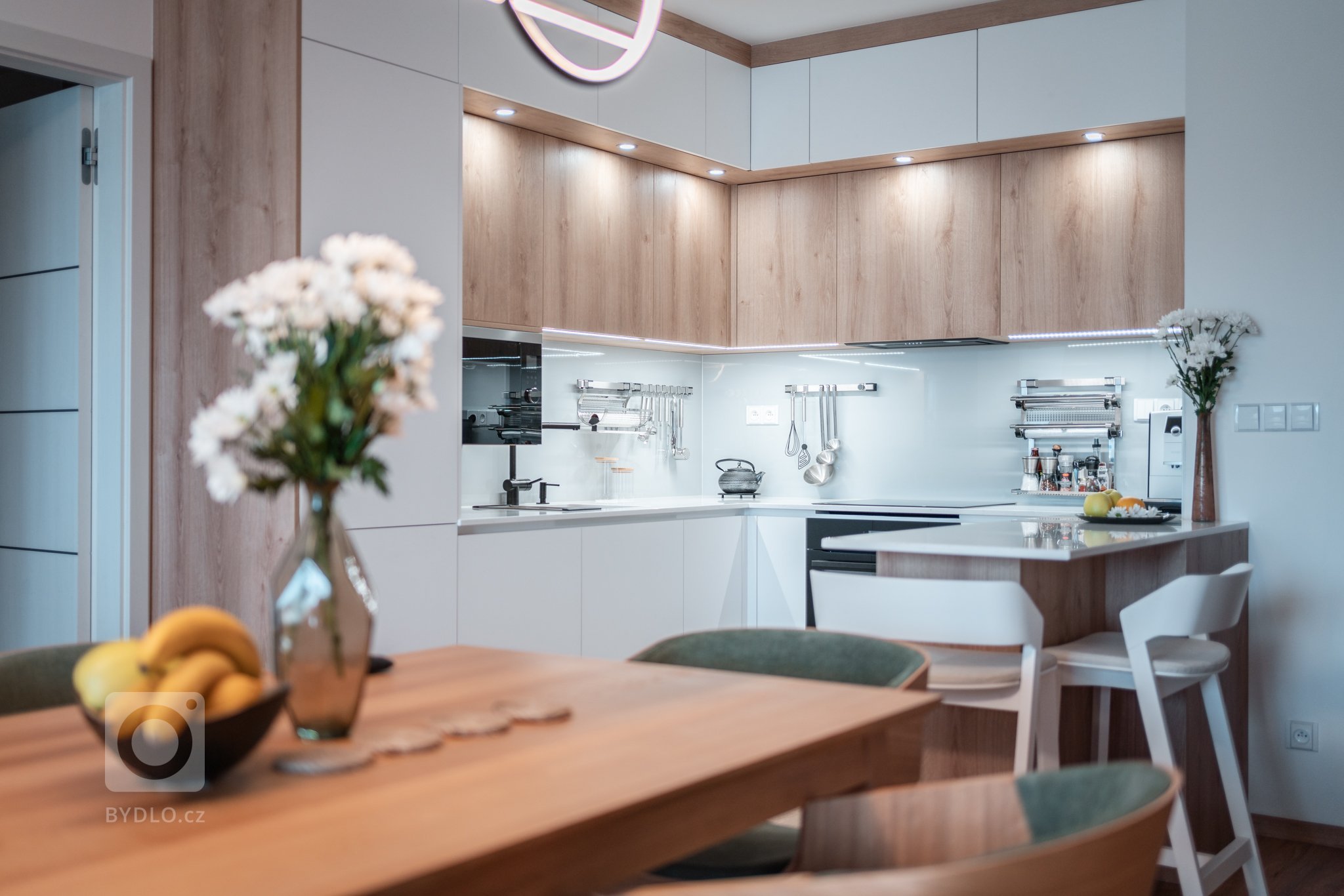 Realizace bytu v klidné části Hrádce&nbsp;Králové, který se nese především v hřejivých tónech. Dekor dřeva se prolíná celým bytem.
&nbsp;
