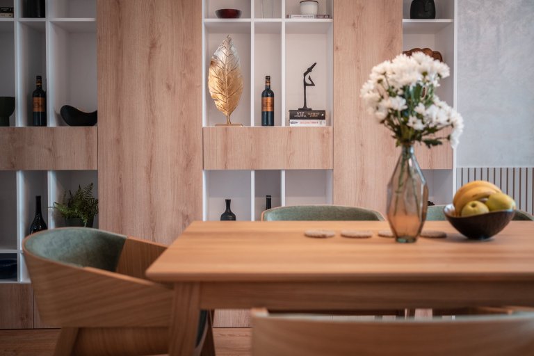 Realizace bytu v klidné části Hrádce&nbsp;Králové, který se nese především v hřejivých tónech. Dekor dřeva se prolíná celým bytem.
&nbsp;
