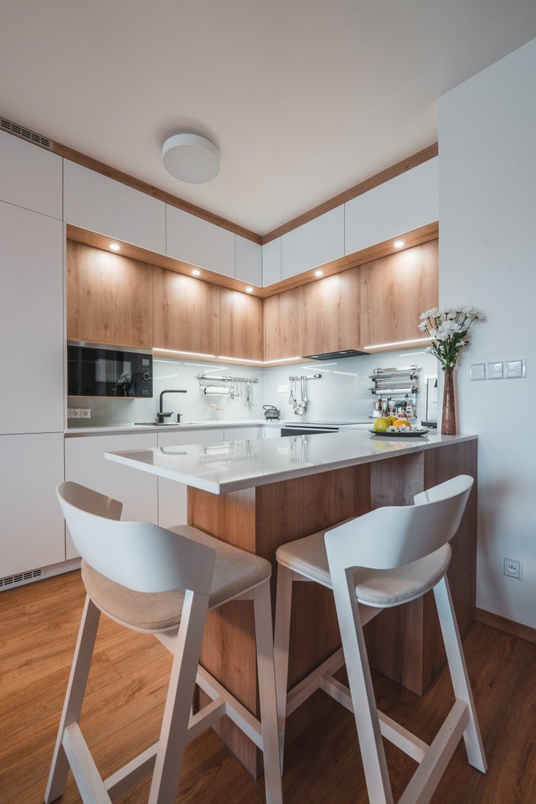 Realizace bytu v klidné části Hrádce&nbsp;Králové, který se nese především v hřejivých tónech. Dekor dřeva se prolíná celým bytem.
&nbsp;
