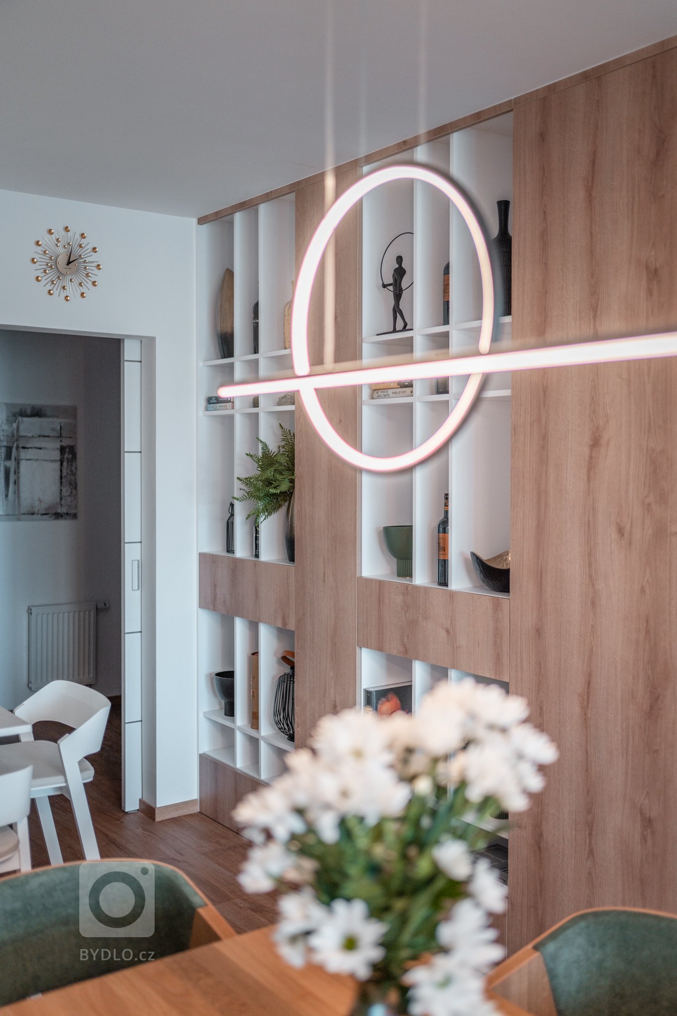 Realizace bytu v klidné části Hrádce&nbsp;Králové, který se nese především v hřejivých tónech. Dekor dřeva se prolíná celým bytem.
&nbsp;
