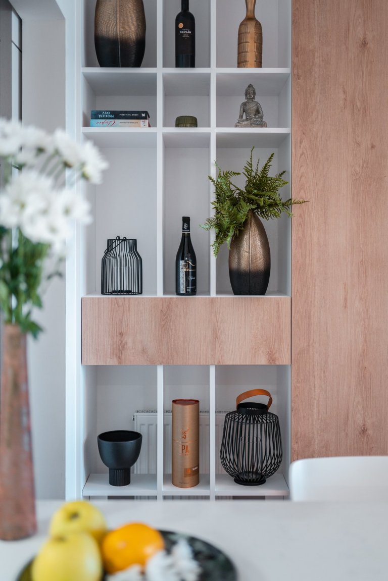 Realizace bytu v klidné části Hrádce&nbsp;Králové, který se nese především v hřejivých tónech. Dekor dřeva se prolíná celým bytem.
&nbsp;
