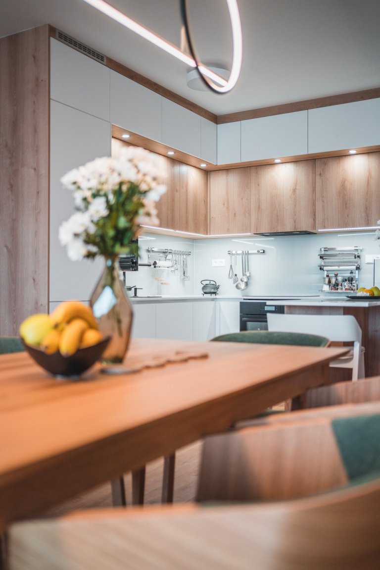 Realizace bytu v klidné části Hrádce&nbsp;Králové, který se nese především v hřejivých tónech. Dekor dřeva se prolíná celým bytem.
&nbsp;
