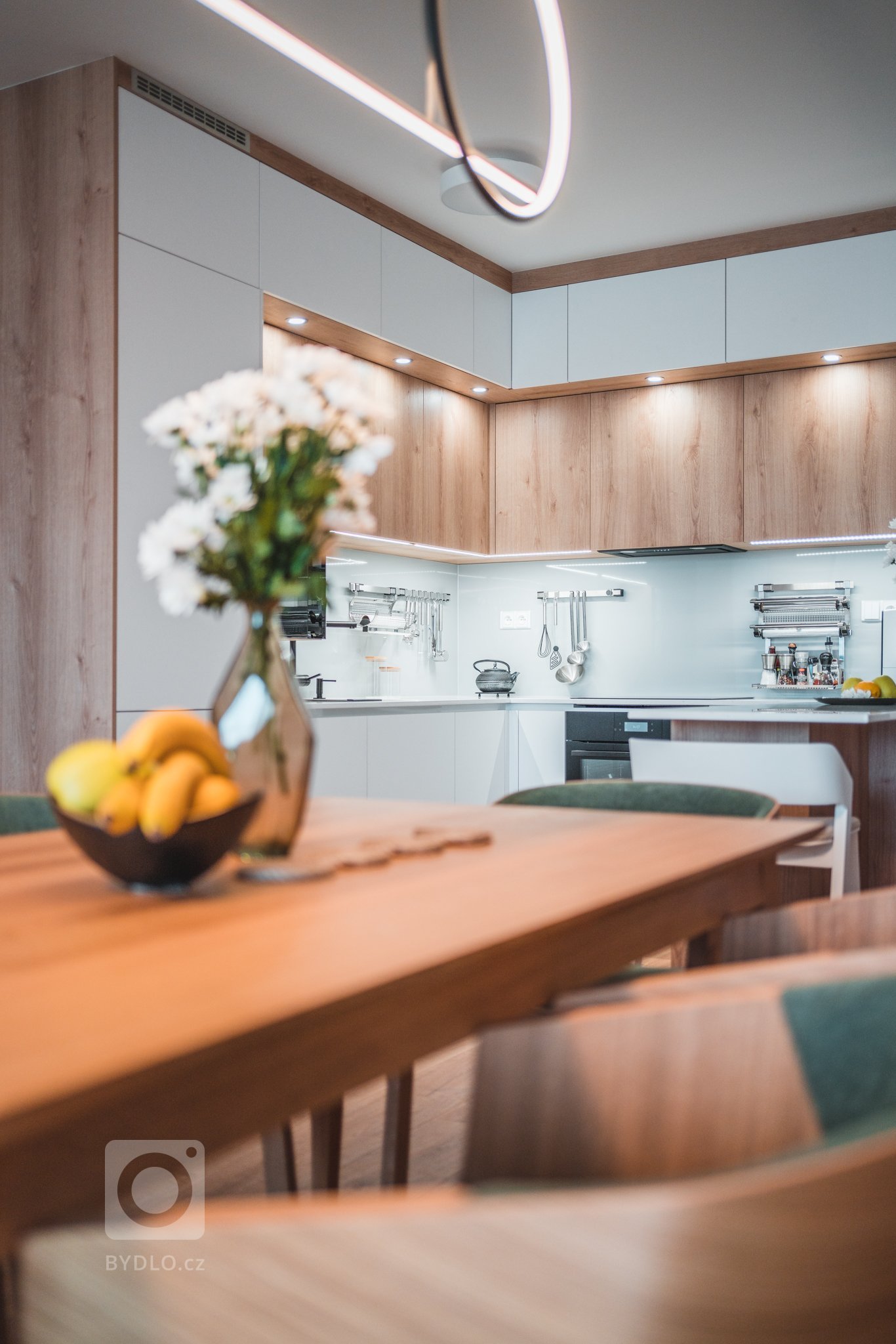 Realizace bytu v klidné části Hrádce&nbsp;Králové, který se nese především v hřejivých tónech. Dekor dřeva se prolíná celým bytem.
&nbsp;
