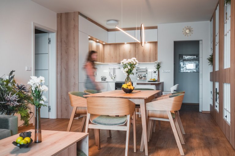 Realizace bytu v klidné části Hrádce&nbsp;Králové, který se nese především v hřejivých tónech. Dekor dřeva se prolíná celým bytem.
&nbsp;
