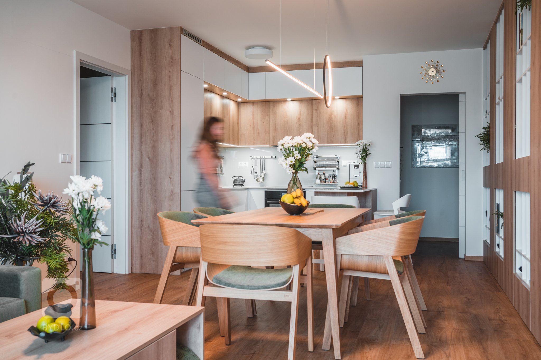 Realizace bytu v klidné části Hrádce&nbsp;Králové, který se nese především v hřejivých tónech. Dekor dřeva se prolíná celým bytem.
&nbsp;
