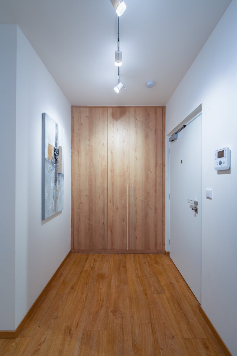 Realizace bytu v klidné části Hrádce&nbsp;Králové, který se nese především v hřejivých tónech. Dekor dřeva se prolíná celým bytem.
&nbsp;
