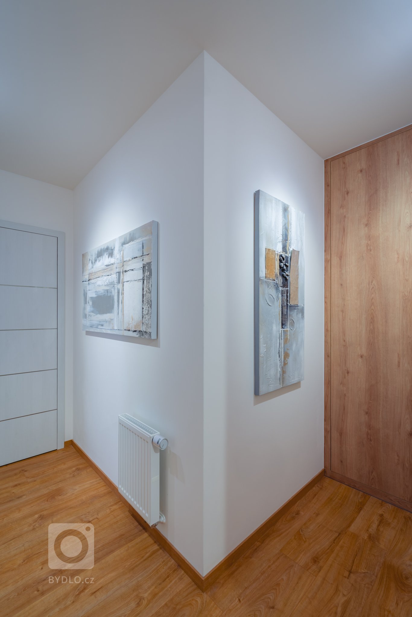 Realizace bytu v klidné části Hrádce&nbsp;Králové, který se nese především v hřejivých tónech. Dekor dřeva se prolíná celým bytem.
&nbsp;
